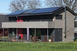 Modernes Einfamilienhaus mit Solaranlagen