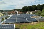 Mehrfamilienhaus mit Solaranlage auf Flachdach